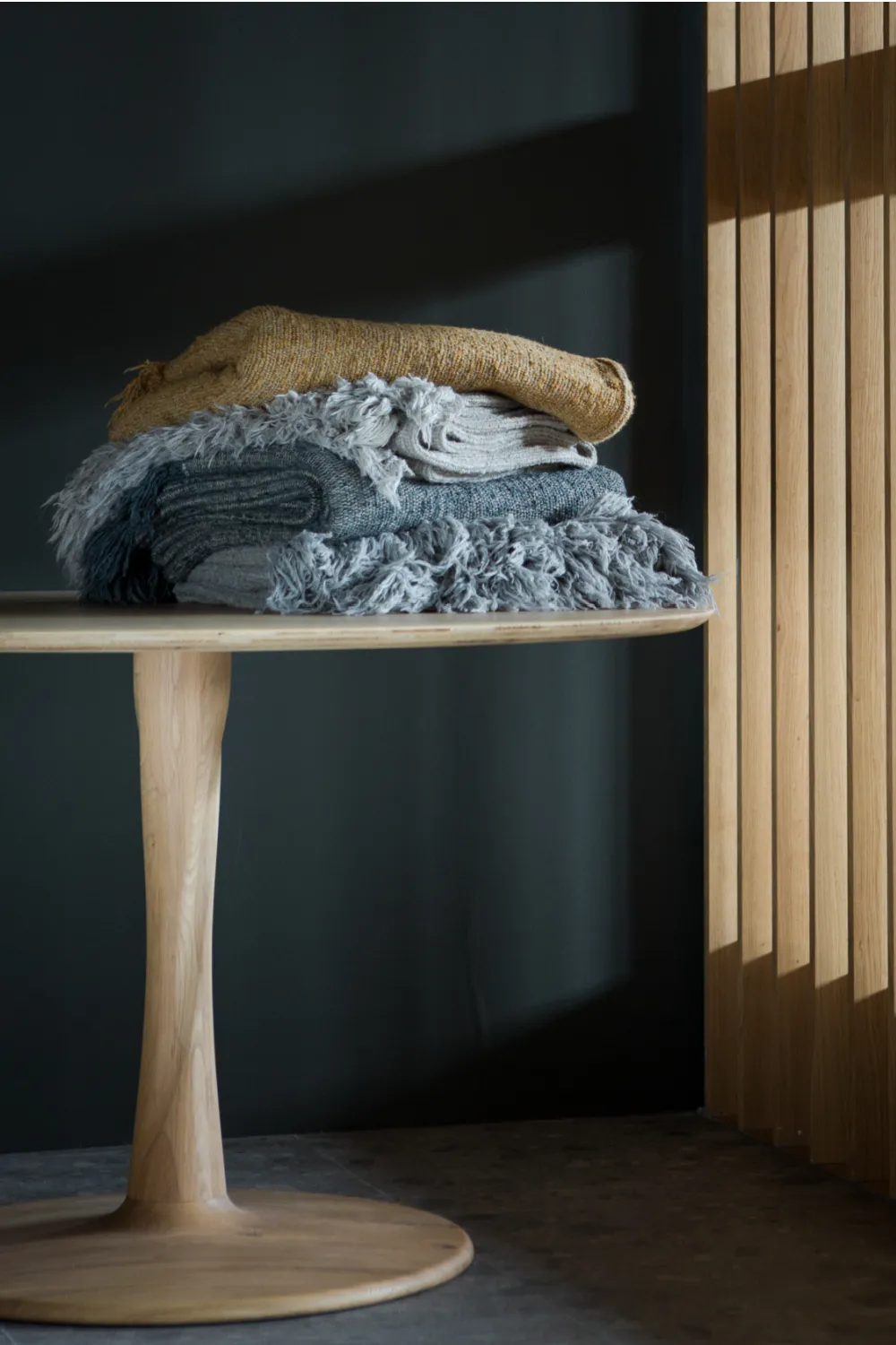 Pedestal Dining Table | Ethnicraft Torsion