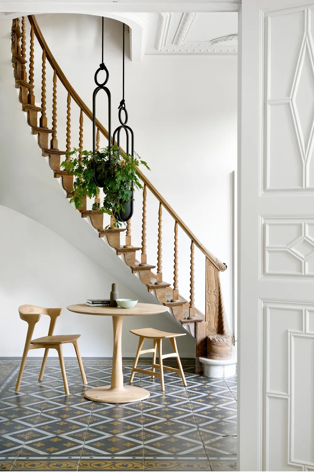 Pedestal Dining Table | Ethnicraft Torsion